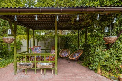 Charming House in the Capital with Two Parking Spaces by Noclegi Renters, Warschau