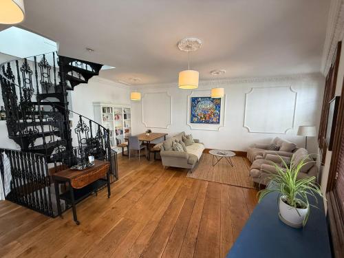 Huge Mews House With a Private Roof Terrace, Londres