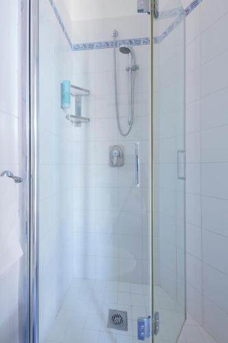Double or Twin Room with Front Sea View image 3