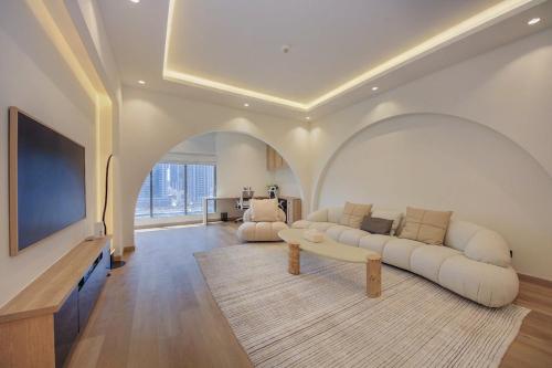 Luxury 3 Bedroom in Green Lakes Tower JLT, Dubaj