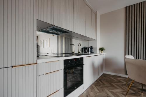 Balcony & Parking, Modern Elegant Apartment! Near Tram, Breslau (Foto 9)