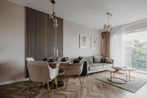 Balcony & Parking, Modern Elegant Apartment! Near Tram, Breslau
