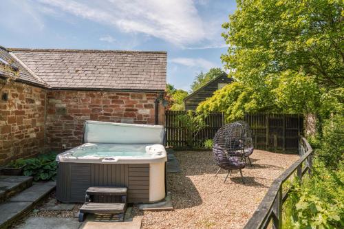 Beckside Cottage, near Carlisle romantic cottage with hot tub - Roadhead