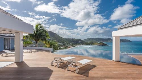 Grand Classic Villa with Stunning Islands Views - Location, gîte - Quartier de Lorient