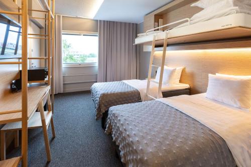 2 twin beds, 1 sofa bed