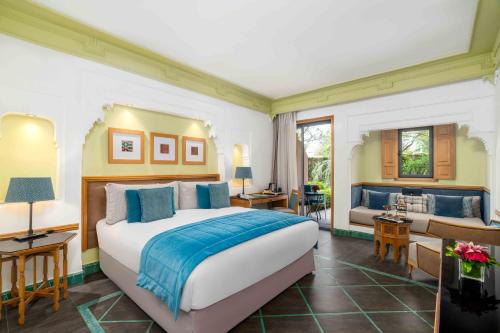 Deluxe Double Room with Balcony and Swimming Pool View image 5