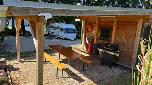 Hotelli välisilme, Wohnwagen direkt am See auf privatem Grundstück (Wohnwagen direkt am See auf privatem Grundstuck) in Feldberger Seenlandschaft