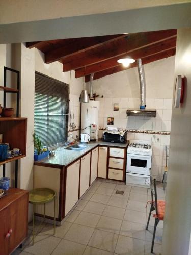 Acogedor departamento, estilo cabaña, con asador y terracita
