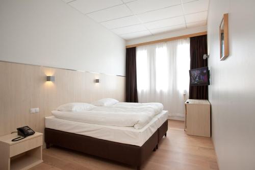 Standard Double or Twin Room image 6