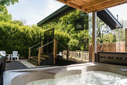 Reflections, Netherby, a micro cabin with hot tub in a rural setting gîte à louer Liddell Strength Tower