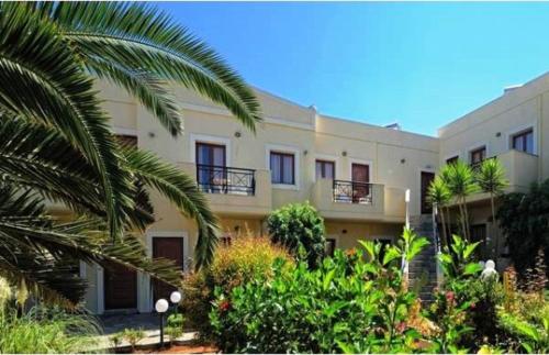 Maria Lambis Ideally located in the Malia area, Maria Lambis promises a relaxing and wonderful visit. The property offers guests a range of services and amenities designed to provide comfort and convenience. Servi