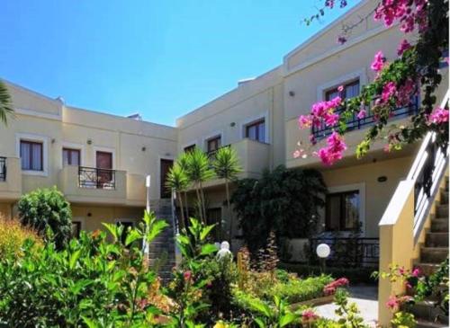 Maria Lambis Ideally located in the Malia area, Maria Lambis promises a relaxing and wonderful visit. The property offers guests a range of services and amenities designed to provide comfort and convenience. Servi