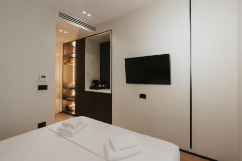 Jon Double Room with Balcony and Garden View (NO PARKING) image 5