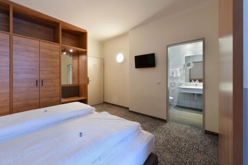Family Room image 2
