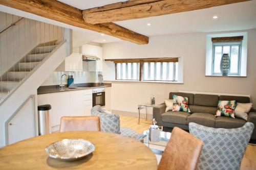 Kitchen, Frame Farm - Sleeps 20 in 1-6 Weaver's Cottages & The Byre barn in Benenden