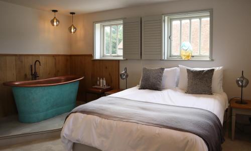 Frame Farm - Sleeps 20 in 1-6 Weaver's Cottages & The Byre barn in Benenden