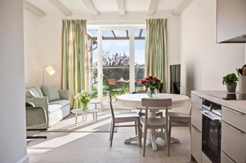 GUT KLETKAMP "Mühlenhof 2" - Ruhige Ferienwohnung mit 2 Schlafzimmern I Terrasse mit See- & Naturblick I Gemeinschaftsgarten I 15 Min zur Ostsee I Küche I Parkplatz I Waschmaschine I WLAN in Kletkamp, Deutschland