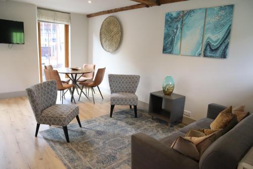 Bar/lounge, Frame Farm - Sleeps 20 in 1-6 Weaver's Cottages & The Byre barn in Benenden