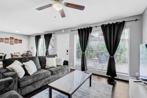 The Grand Stay 6 Beds Crib Perfect for Groups near Buffalo Bayou Park