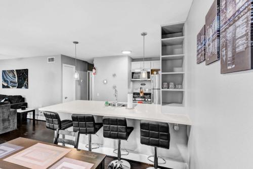 The Grand Stay 6 Beds Crib Perfect for Groups near Buffalo Bayou Park