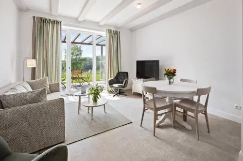 GUT KLETKAMP "Mühlenhof 3" - Ruhige Ferienwohnung mit 2 Schlafzimmern I Terrasse mit See- & Naturblick I Gemeinschaftsgarten I 15 Min zur Ostsee I Küche I Parkplatz I Waschmaschine I WLAN in Kletkamp, Deutschland