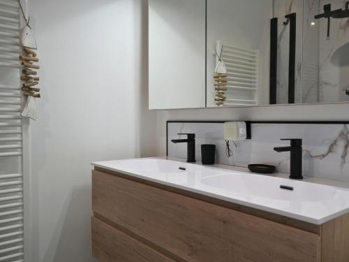 حمام, La Résidence Penthouse Duplex vue mer ,3 Chambres, 2 Salles de Bain, 4 Terrasses & parking privé (La Residence Penthouse Duplex vue mer ,3 Chambres, 2 Salles de Bain, 4 Terrasses & parking prive) in كوكسيجد