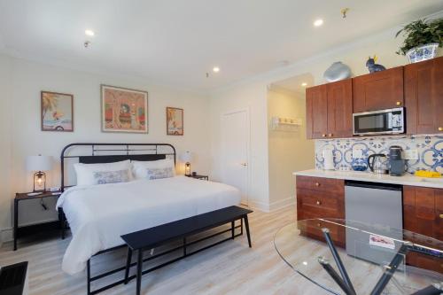 Palm Beach Island Condominiums - 주방