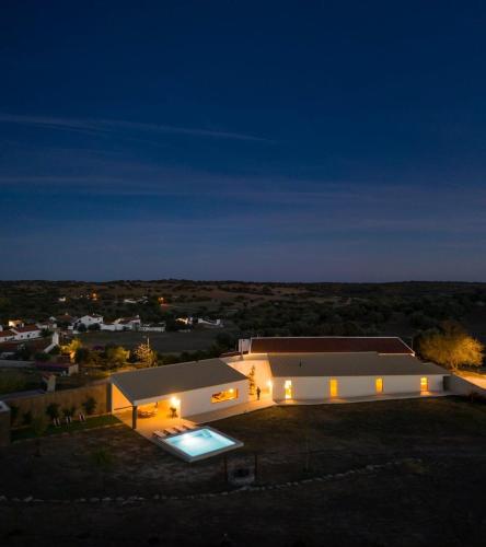 Luxurious ambience with pool in Freixo chambre d'hôte Corredoura