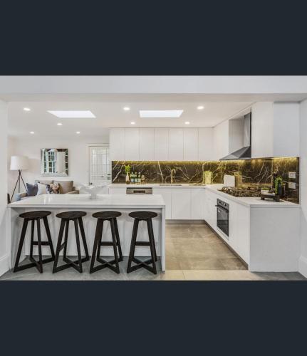 Spacious 5BD Garden House in Hornsby close 2 train