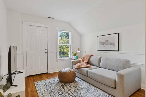 Newly Updated Vintage 6 Bedroom Single Family Home home - image 5
