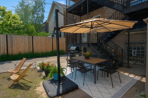 Six-Bedroom House image 8