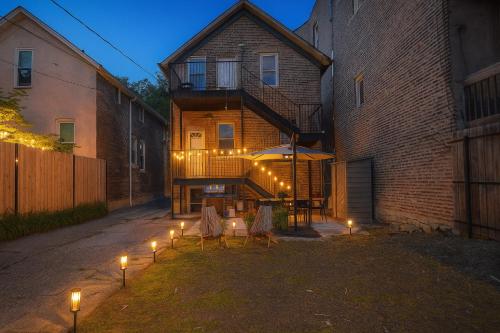 Six-Bedroom House image 5
