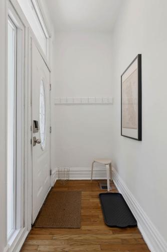 Six-Bedroom House image 4