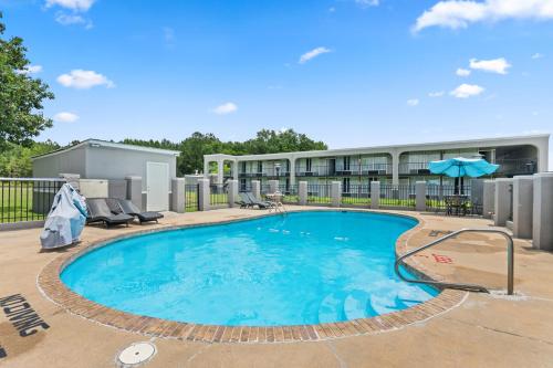 Swimming pool, Econo Lodge Andalusia in Andalusia (AL)