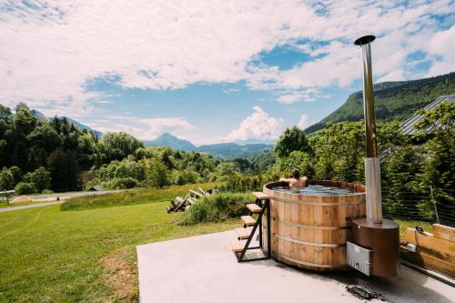 อ่างแช่น้ำพุร้อน, CHALET LA FOUGERE 15 personnes 180m2 bauges Savoie Thoiry in ตัวรี