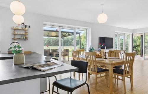Kitchen, Amazing Home In Glesborg With Wifi in Glesborg