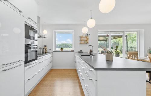 Kitchen, Amazing Home In Glesborg With Wifi in Glesborg