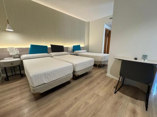 Hotel Mediterraneo Valencia Room Type - Triple Room