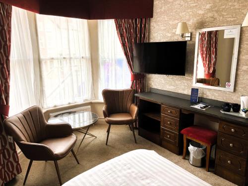 Standard Twin Room image 6