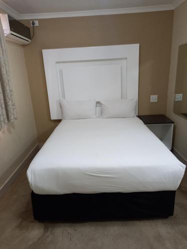 Palace Lodge Sea Cow Lake in Newlands West