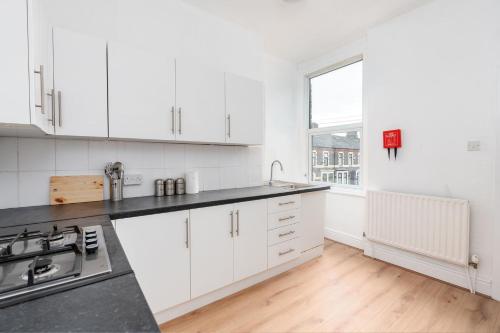 4 Bed Flat 5 mins Walk To Anfield, Liverpool (photo 7)