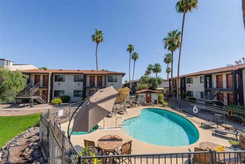 209 Fully Furnished 1BR Suite-Prime Location thumb 3