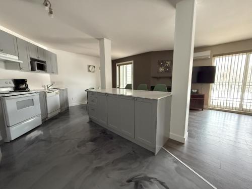 ห้องครัว, Condos Vacances MSA - incluant piscine et spas exterieurs chauffes a L'ANNEE!! in บัวเพร (QC)