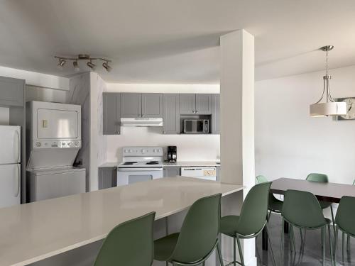 ห้องครัว, Condos Vacances MSA - incluant piscine et spas exterieurs chauffes a L'ANNEE!! in บัวเพร (QC)
