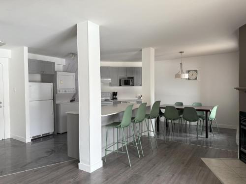 ห้องครัว, Condos Vacances MSA - incluant piscine et spas exterieurs chauffes a L'ANNEE!! in บัวเพร (QC)