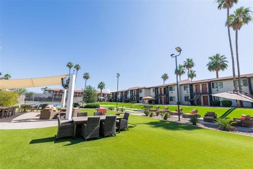 109 Fully Furnished 1BR Suite-Prime Location
