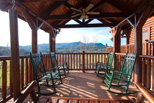 Serenity Peak 3 Bedrooms Sleeps 8 Pool Table Arcade Hot Tub Pool - main image