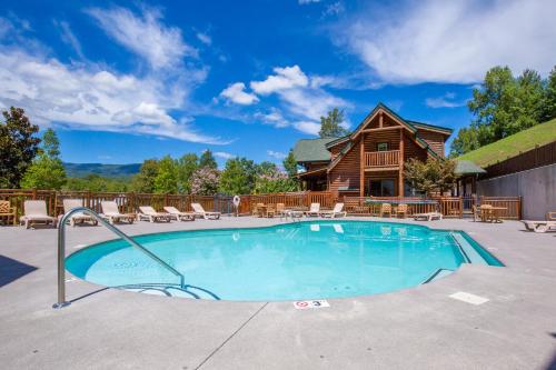 Serenity Peak 3 Bedrooms Sleeps 8 Pool Table Arcade Hot Tub Pool - image 10