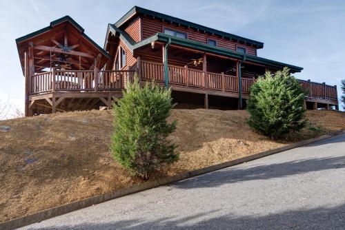 Serenity Peak 3 Bedrooms Sleeps 8 Pool Table Arcade Hot Tub Pool - image 6