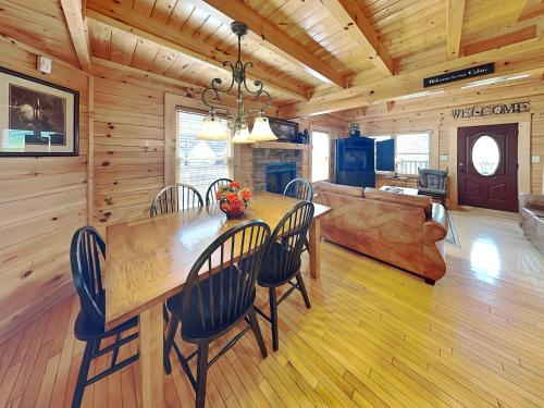 Serenity Peak 3 Bedrooms Sleeps 8 Pool Table Arcade Hot Tub Pool - image 11